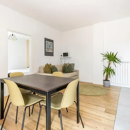 Trendy Aparment With Garage Right By The