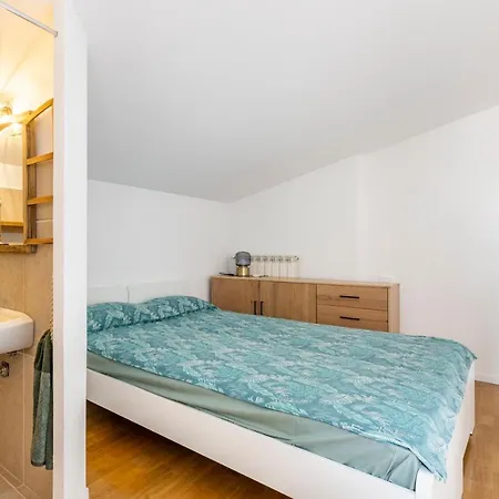 Trendy Aparment With Garage Right By The *