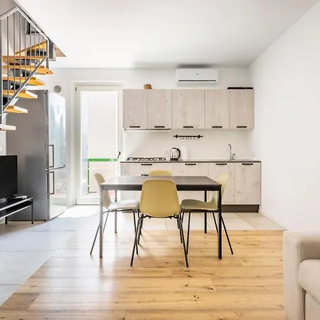 Trendy Aparment With Garage Right By The Διαμέρισμα